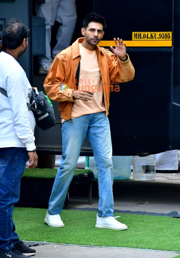 photos kartik aaryan snapped on the sets of an ad shoot 4