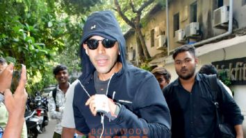 Photos: Kartik Aaryan snapped in Juhu