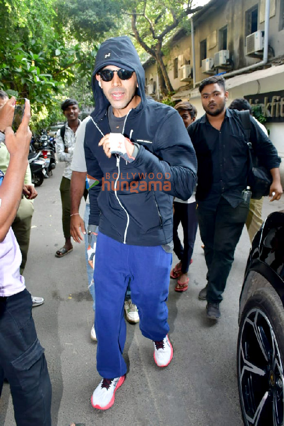 Photos: Kartik Aaryan snapped in Juhu Photos: Kartik Aaryan snapped in Juhu