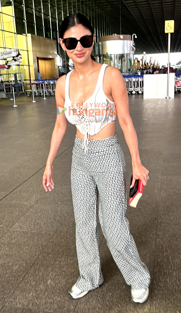 photos kriti sanon mouni roy and boman irani snapped at the airport 2