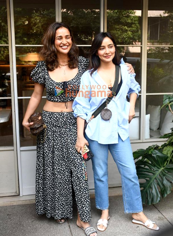photos neha sharma and aisha sharma snapped outside a cafe in bandra 3