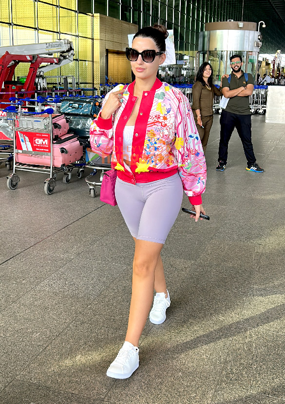 photos nora fatehi and karan johar snapped at the airport 5