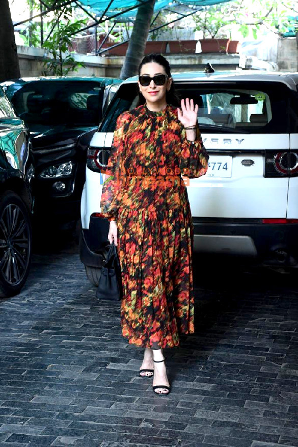photos ranbir kapoor and alia bhatt snapped with daughter raha others at kapoor residence for christmas 2023 celebration 2 3