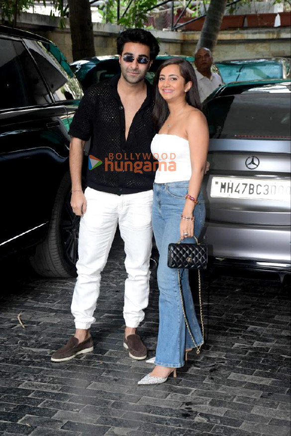 Photos Ranbir Kapoor And Alia Bhatt Snapped With Daughter Raha & Others ...