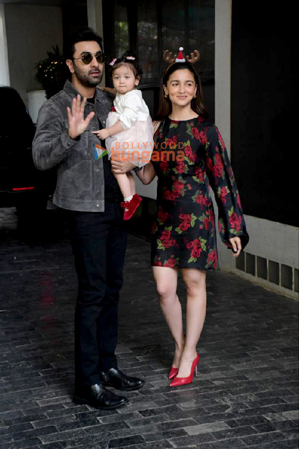 photos ranbir kapoor and alia bhatt snapped with daughter raha others at kapoor residence for christmas 2023 celebration 6