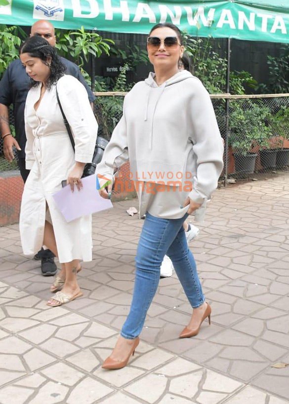 photos rani mukerji snapped in bandra 3 4
