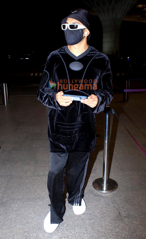 photos ranveer singh deepika padukone kriti sanon and others snapped at the airport 1