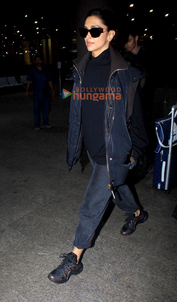 Photos: Ranveer Singh, Deepika Padukone, Kriti Sanon and others snapped at the airport Photos: Ranveer Singh, Deepika Padukone, Kriti Sanon and others snapped at the airport