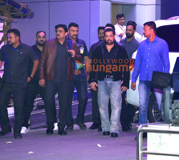 Photos: Salman Khan snapped at Kalina airport Photos: Salman Khan snapped at Kalina airport