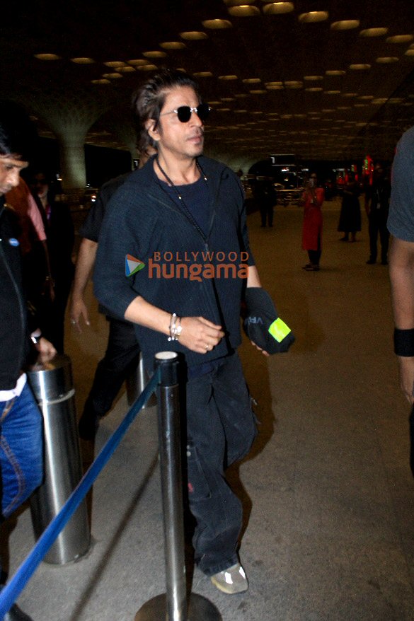 Photos: Shah Rukh Khan, Anushka Sharma, Emraan Hashmi and others snapped at the airport Photos: Shah Rukh Khan, Anushka Sharma, Emraan Hashmi and others snapped at the airport