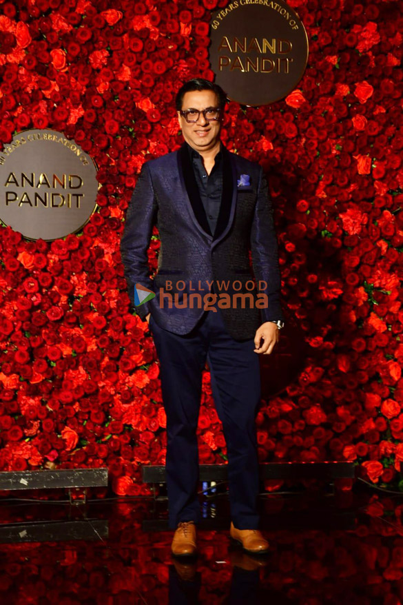 photos shah rukh khan kajol and others attend anand pandits birthday bash 2300 8