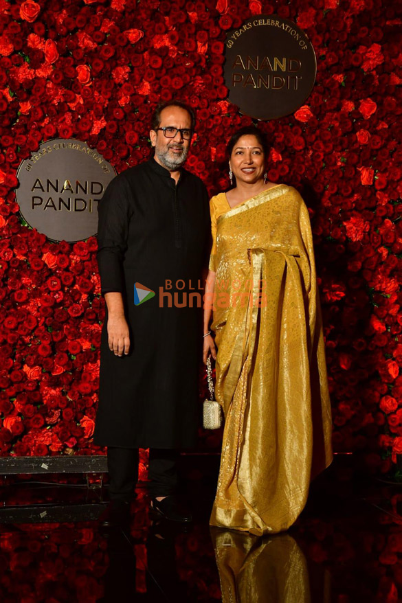 photos shah rukh khan kajol and others attend anand pandits birthday bash 5674 11