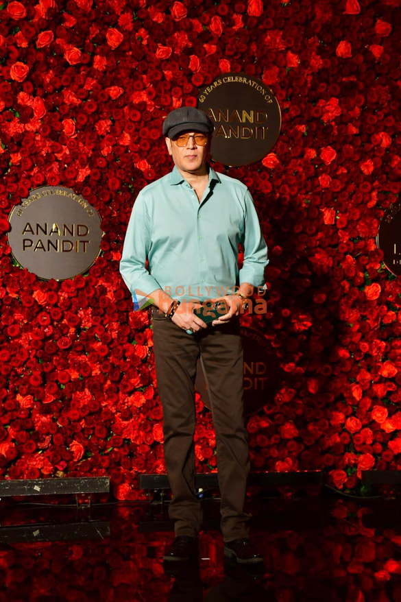 photos shah rukh khan kajol and others attend anand pandits birthday bash 5674 8