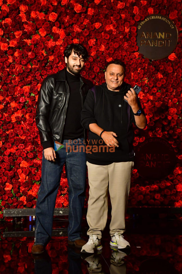photos shah rukh khan kajol and others attend anand pandits birthday bash 7766 9