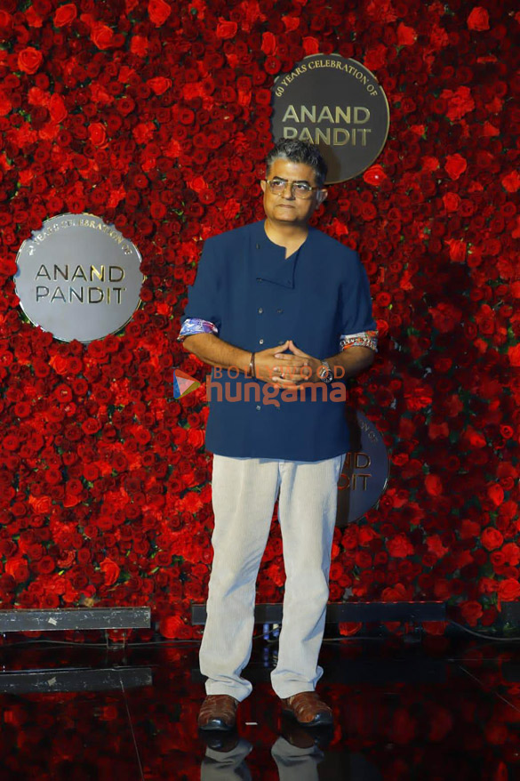 photos shah rukh khan kajol and others attend anand pandits birthday bash 99008 3