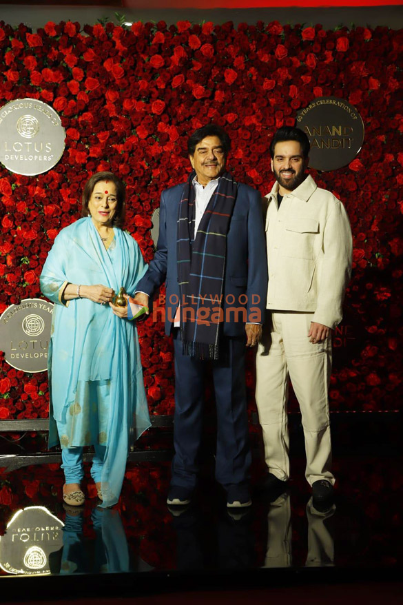 photos shah rukh khan kajol and others attend anand pandits birthday bash 99008 8
