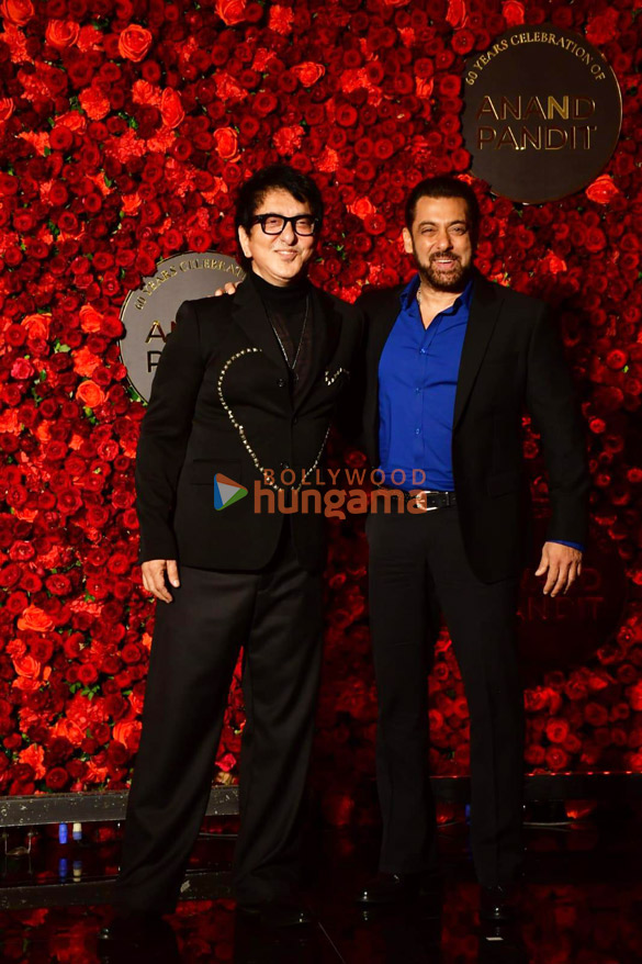 photos shah rukh khan kajol and others attend anand pandits birthday bash more 2