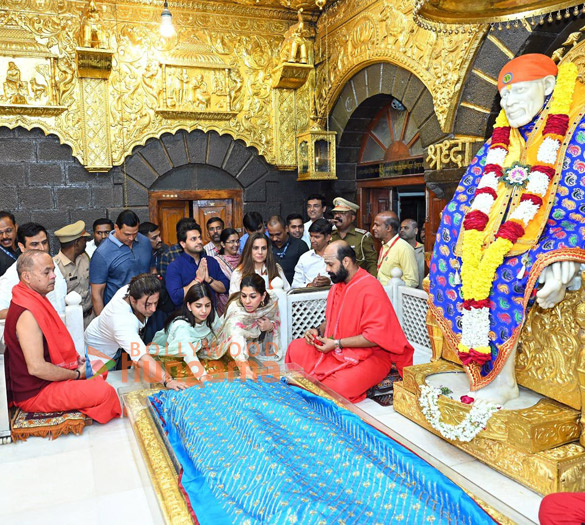 photos shah rukh khan and suhana khan visit shirdi sai baba temple to seek blessings ahead of dunki release 2