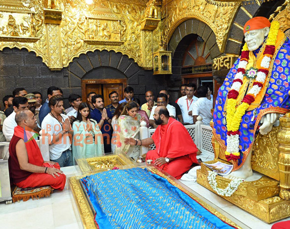 photos shah rukh khan and suhana khan visit shirdi sai baba temple to seek blessings ahead of dunki release 3