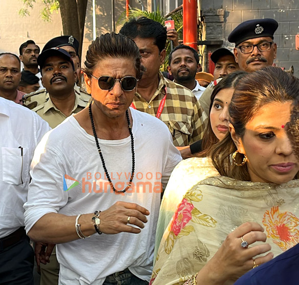 photos shah rukh khan and suhana khan visit shirdi sai baba temple to seek blessings ahead of dunki release 6
