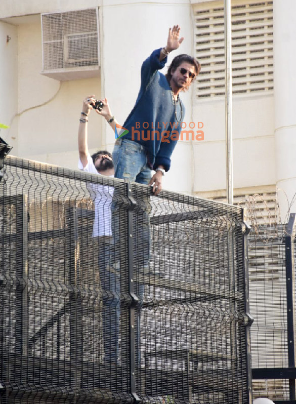 photos shah rukh khan greets fans outside mannat in mumbai 4 5