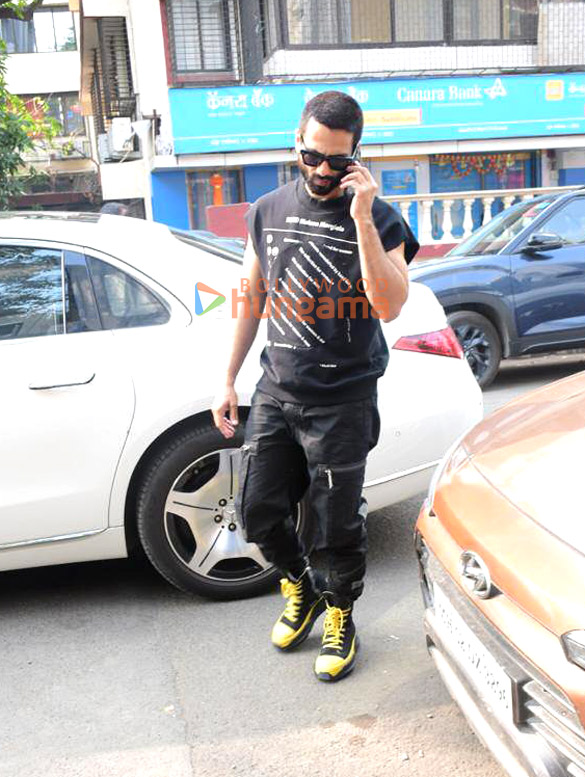 photos shahid kapoor and mira kapoor snapped at a cafe in bandra 1 2