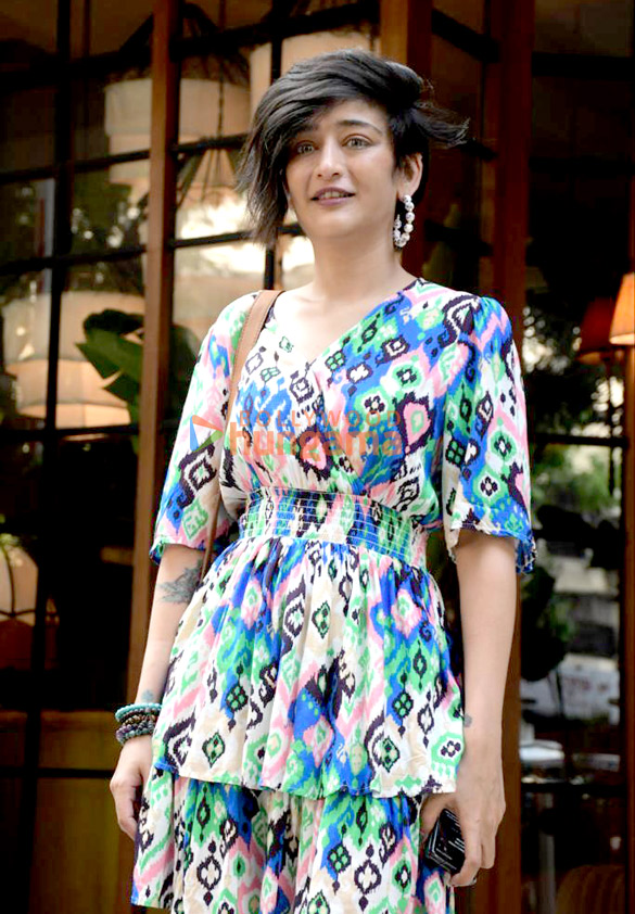 photos shama sikander akshara haasan and zayed khan snapped at gigi restaurant in bandra 5