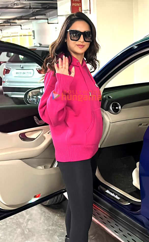photos shanaya kapoor and jasmin bhasin snapped at the airport 4