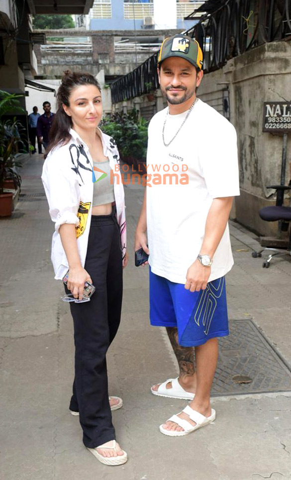 Photos: Soha Ali Khan and Kunal Kemmu spotted in Bandra Photos: Soha Ali Khan and Kunal Kemmu spotted in Bandra