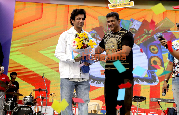 Photos: Sunil Grover, Sonu Nigam and other celebs snapped at Malad Masti event Photos: Sunil Grover, Sonu Nigam and other celebs snapped at Malad Masti event