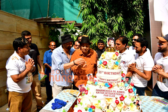 photos sunny deol celebrates dharmendras 88th birthday at his house 3