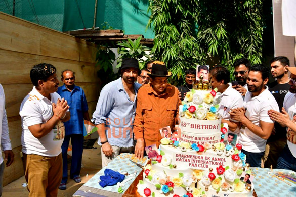 photos sunny deol celebrates dharmendras 88th birthday at his house 6