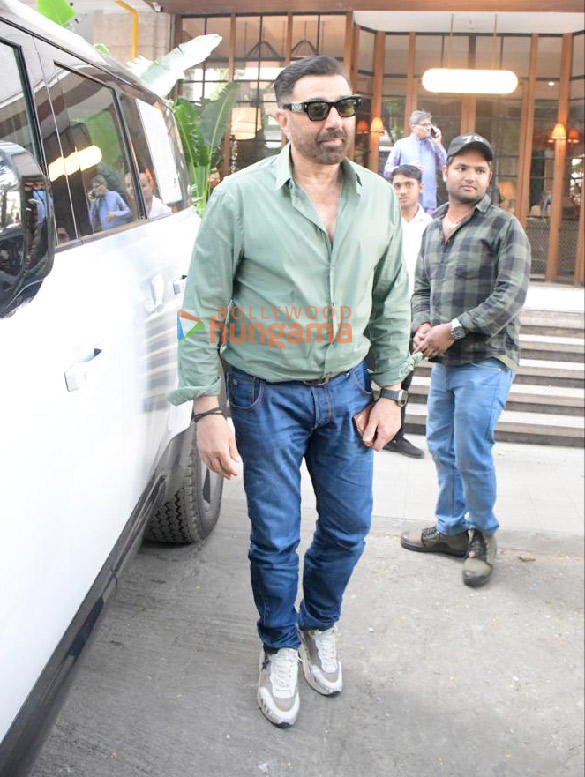 Photos: Sunny Deol snapped outside a restaurant in Bandra