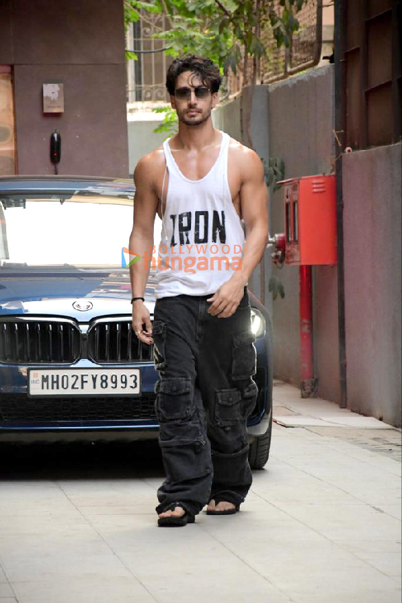 Photos: Tiger Shroff spotted outside a clinic in Khar