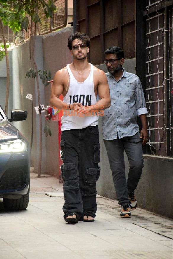 photos tiger shroff spotted outside a clinic in khar 2