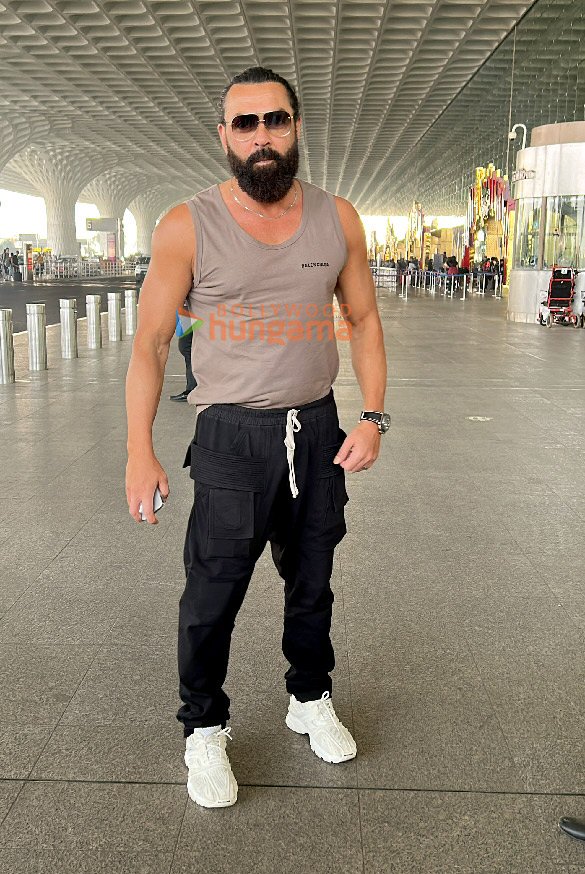 photos urvashi rautela vaani kapoor bobby deol and others snapped at the airport 3