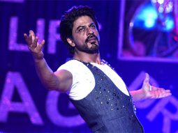 Shah Rukh Khan leaves audiences enthralled as he dances LIVE on stage on Pathaan and Jawan songs; watch