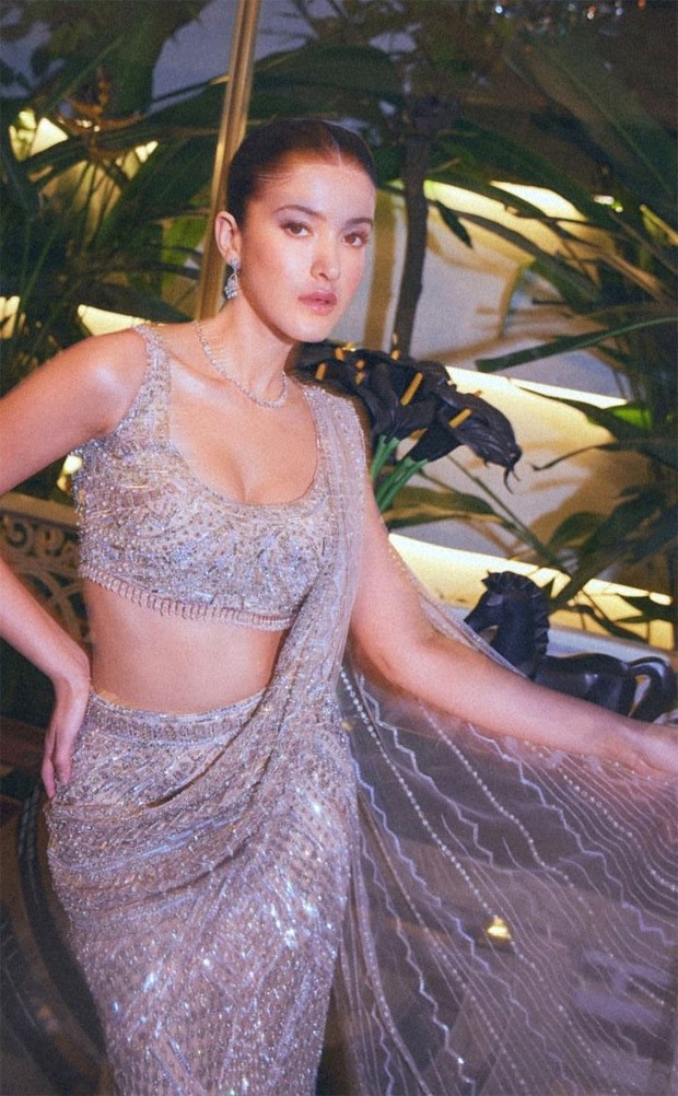 Shanaya Kapoor in silver Falguni & Shane peacock saree is taking glam quotient to a whole new level Shanaya Kapoor in silver Falguni & Shane peacock saree is taking glam quotient to a whole new level