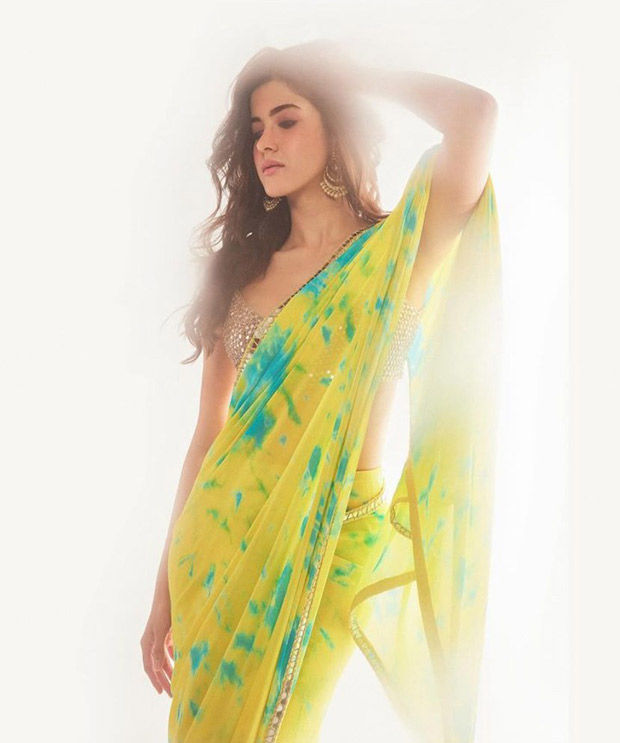 Shanaya Kapoor radiates Bollywood glam in a yellow tie and dye saree, channeling the elegance of Rani Chatterjee
