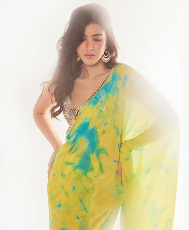 Shanaya Kapoor radiates Bollywood glam in a yellow tie and dye saree, channeling the elegance of Rani Chatterjee