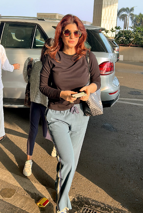 twinkle khanna dimple kapadia and others snapped at the airport 6