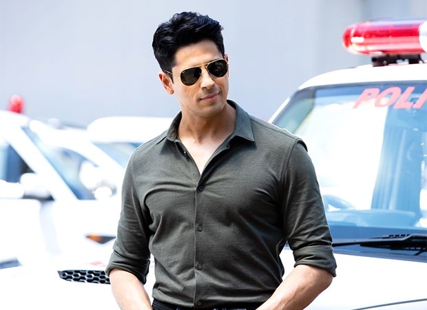 Indian Police Force actor Sidharth Malhotra turns delivery man for former Indian police officers : Bollywood News