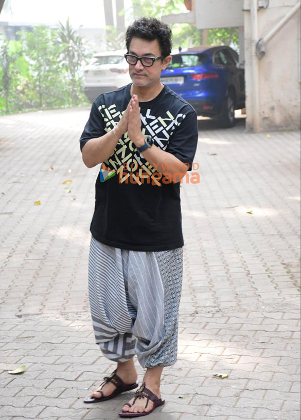 photos aamir khan snapped outside his residence in bandra 5