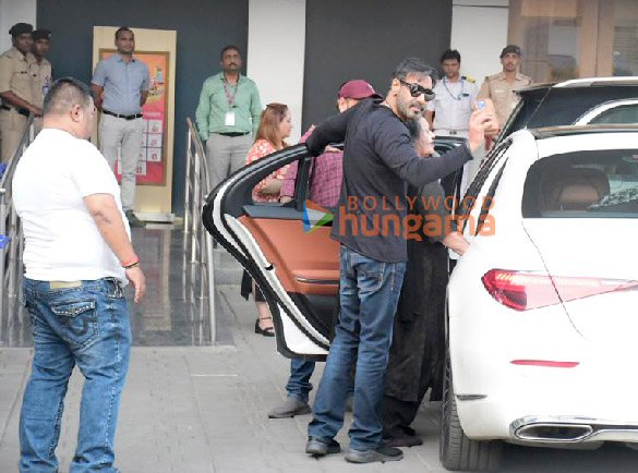 photos ajay devgn snapped with family at kalina airport 5