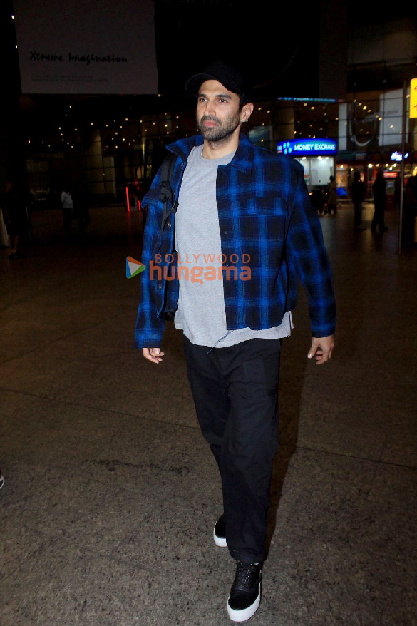 photos ananya panday kriti sanon nupur sanon and others snapped at the airport 3