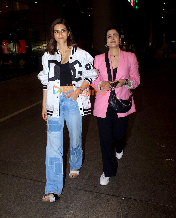 photos ananya panday kriti sanon nupur sanon and others snapped at the airport 5