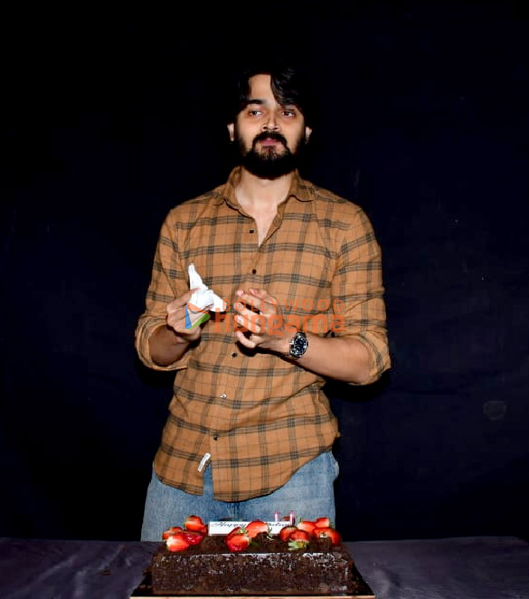 photos bhuvan bam celebrated his birthday in front of the media 3