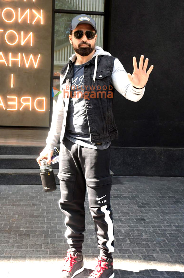 Photos: Emraan Hashmi snapped outside Excel office in Khar Photos: Emraan Hashmi snapped outside Excel office in Khar