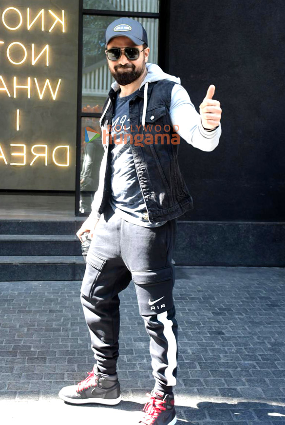 photos emraan hashmi snapped outside excel office in khar 3