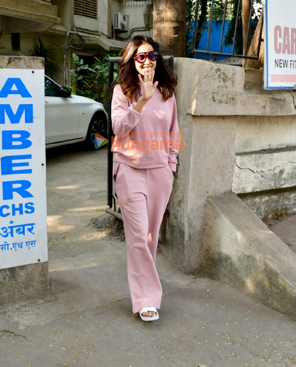 photos genelia dsouza snapped at kromakay salon in juhu 4